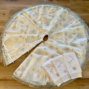50” White and Silver Tree Skirt with 
3 Matching Handtowels